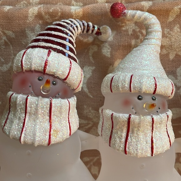 Three snowmen happily dancing in the sparkling snow with hats, mufflers & mitten - Picture 5 of 8